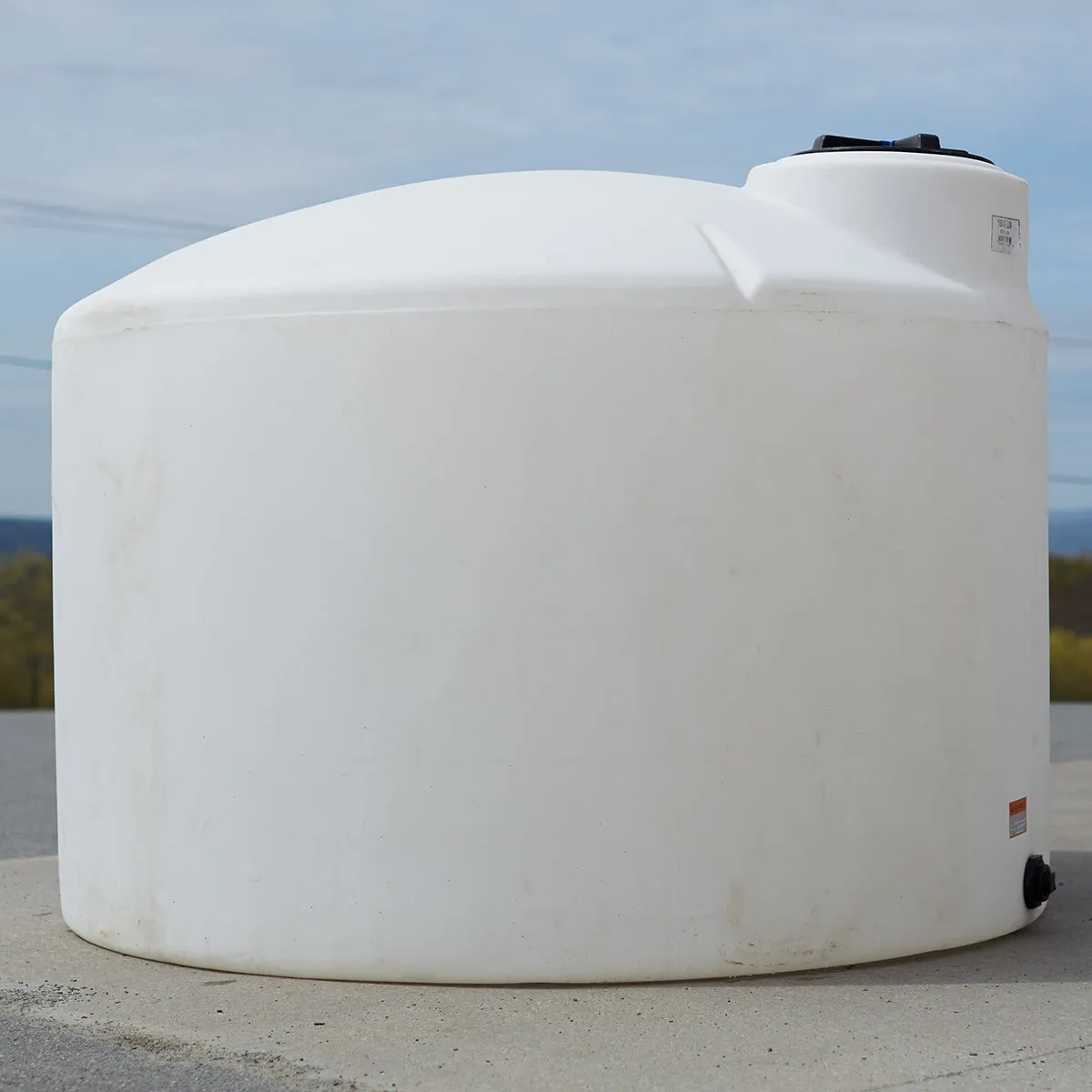 1100 Gallon Vertical Tank