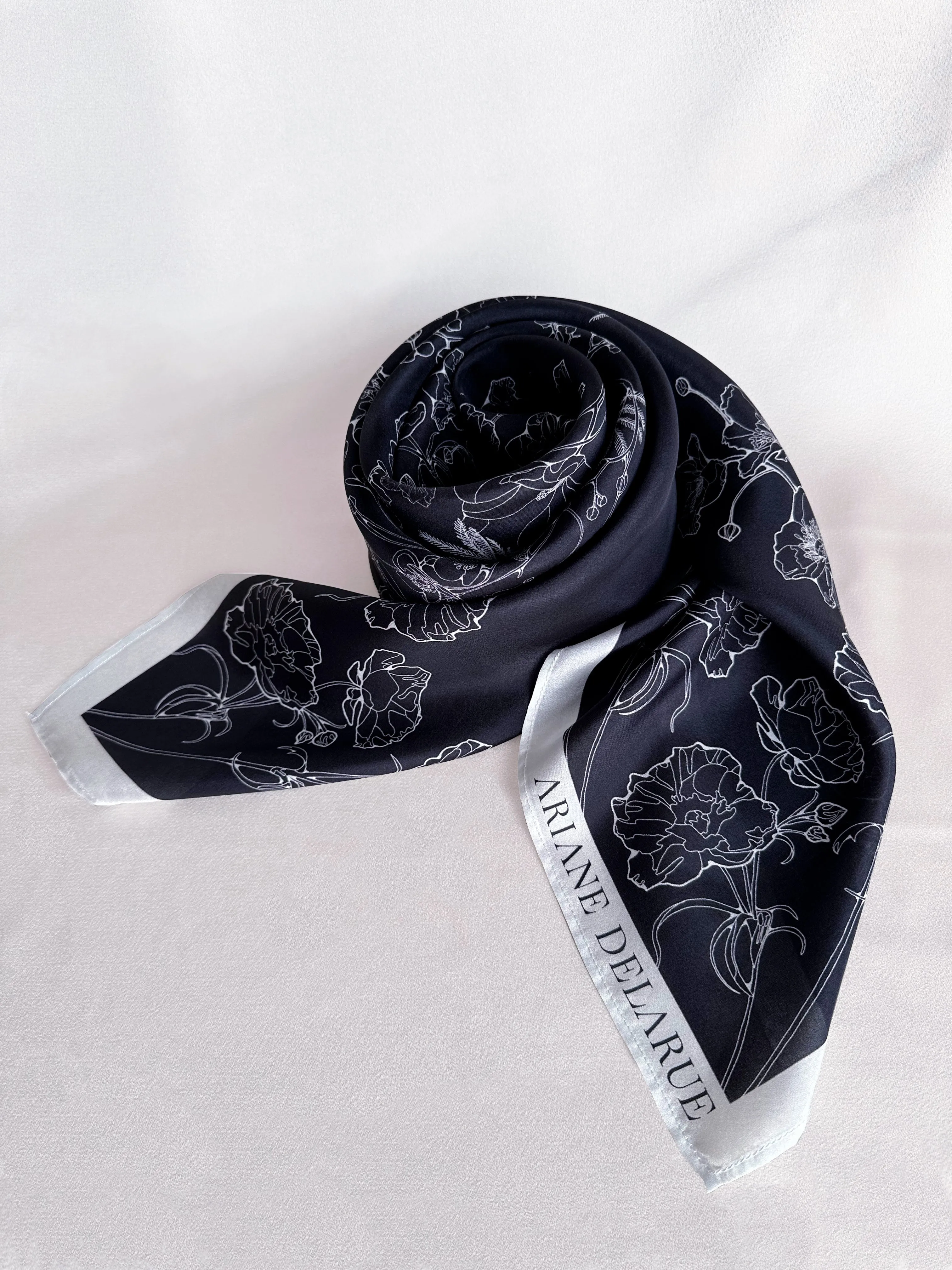 Solange, Scarf carré in silk, 130